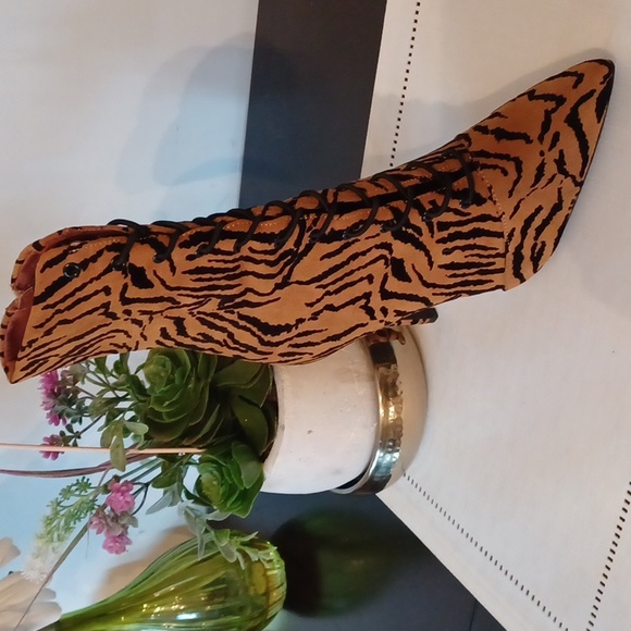 Qupid-(Sz 8) Brown/Blk animal print Ankle Boot-Tie up front inside Zipper 4"heel - Picture 2 of 10